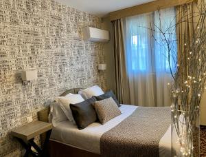 Postel nebo postele na pokoji v ubytování Hôtel des Augustins