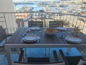 Un restaurante o sitio para comer en Apartamento Puerto Blanes