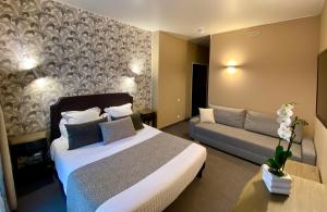 Postel nebo postele na pokoji v ubytování Hôtel des Augustins
