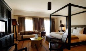 een hotelkamer met een bed en een bank bij Le Riad Villa Blanche in Agadir