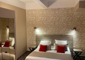 Postel nebo postele na pokoji v ubytování Hôtel des Augustins