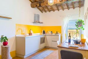 A kitchen or kitchenette at Tenuta La Santissima