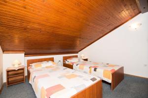 Posteľ alebo postele v izbe v ubytovaní Apartment Srđ + 12 fotografií