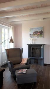 a living room with a couch and a fireplace at Ferienhäuser Salzhaff-Romantik in Teßmannsdorf