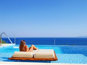 Bazén v ubytování Villa Kalypso Infinity Pool Villa nebo v jeho okolí