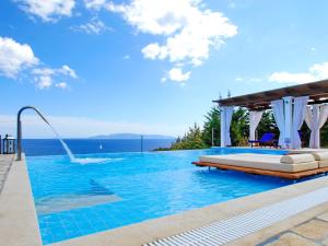 Bazén v ubytování Villa Kalypso Infinity Pool Villa nebo v jeho okolí