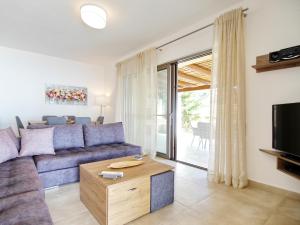Televízia a/alebo spoločenská miestnosť v ubytovaní Villa Kalypso Infinity Pool Villa