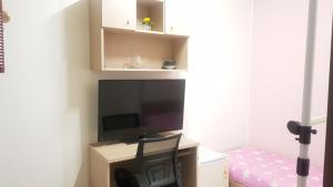 龍仁市にあるI Want Livingtelのテレビ、デスク、椅子が備わる客室です。