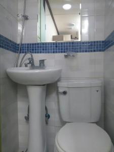 y baño con aseo blanco y lavamanos. en I Want Livingtel en Yongin