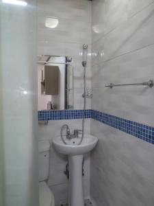 uma casa de banho branca com um lavatório e um WC em I Want Livingtel em Yongin