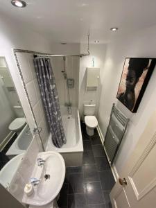 łazienka z umywalką, wanną i toaletą w obiekcie Aberdeen haven in Aberdeen city center w Aberdeen