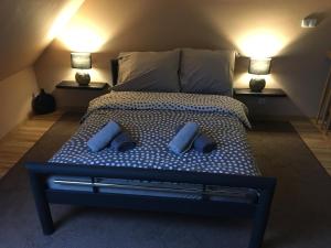 Posteľ alebo postele v izbe v ubytovaní Apartament + 13 fotografií