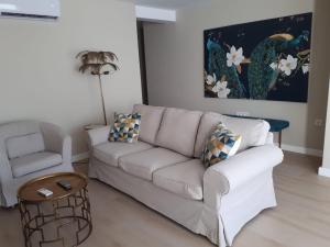 A seating area at Casa La Palmera - Sólo Familias y Parejas