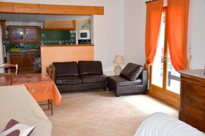 ein Wohnzimmer mit einem Sofa und einem Tisch in der Unterkunft Villa de 4 chambres avec piscine privee jardin amenage et wifi a La Mole in La Môle
