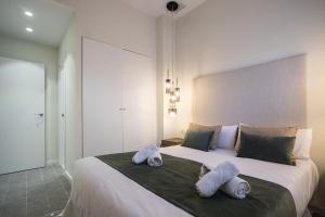 ein Schlafzimmer mit einem großen weißen Bett mit drei Kissen in der Unterkunft Grabador Ciudad de las Artes y las Ciencias in Valencia