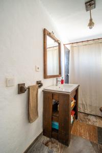 y baño con lavabo y espejo. en Casa de campo mediterránea en Alicante, en Agost