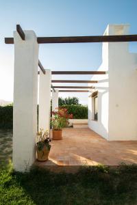 un patio de una casa blanca con plantas. en Casa de campo mediterránea en Alicante, en Agost