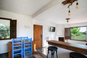 Televízia a/alebo spoločenská miestnosť v ubytovaní Casa de campo mediterránea en Alicante