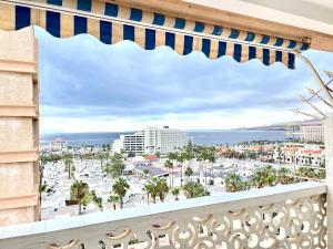 Nespecifikovaný výhled na destinaci Playa de las Americas nebo výhled na město při pohledu z apartmánu