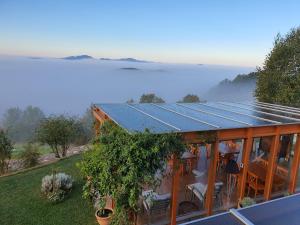B&B Villa Angelina في روغاسكا سلاتينا: صورة منزل عليه لوحات شمسية