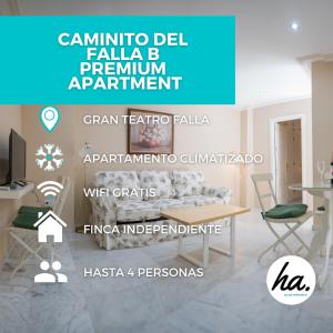 Habitación con sofá y mesa en una habitación en Caminito del Falla B Ha Apartment, en Cádiz