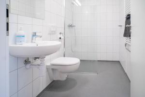 Baðherbergi á Guesthouse Pavi +18 myndir