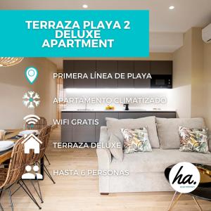 uma sala de estar com um sofá e uma mesa em Terraza Playa de Cádiz 2 Ha Apartment em Cádiz