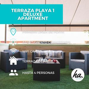 加的斯的住宿－Terraza Playa de Cádiz 1 Ha Apartment，家具展览的展位,配有沙发和椅子