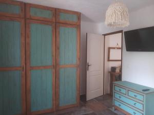 Televízia a/alebo spoločenská miestnosť v ubytovaní Casa de campo mediterránea en Alicante