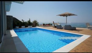A piscina em ou perto de Paralia Luxury Suites