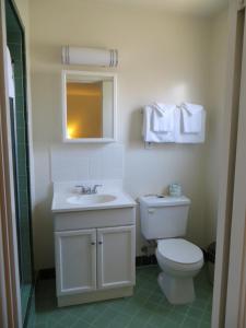 Phòng tắm tại Old Marina Inn