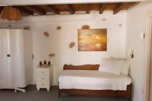 a bedroom with a bed and a painting on the wall at Anastasia's house Ysterni in Isterni