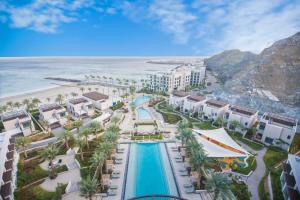- Vistas aéreas a un complejo con piscina y playa en Luxurious 5 Bedroom Apartment - Full Ocean view, en Al Aqah