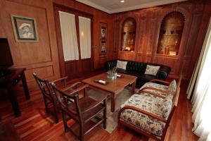 uma sala de estar com uma mesa e um sofá em Pampas de Areco Resort de Campo & Spa em San Antonio de Areco