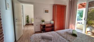 Habitación con cama y habitación con puerta en Apartments Mare en Hvar