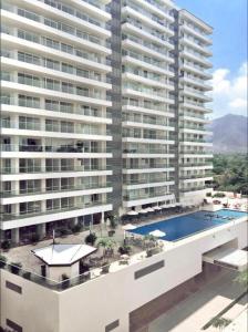 Una vista aérea de un gran edificio con piscina. en Edificio kuali apto 1704, en Santa Marta