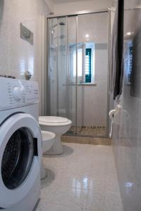 bagno con lavatrice e servizi igienici di alfaapartment & beautiful 20-metre terrace a Casteldaccia