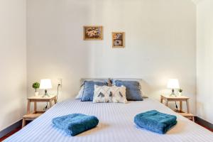 um quarto com uma cama com duas almofadas em Cocon Carcassonnais - Parking Gratuit - WIFI - Netflix - Proche Cité - Tout Equipée em Carcassonne