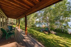eine Veranda mit Stühlen und Blick auf das Wasser in der Unterkunft Lakeside Lodge Resort and Marina in Pinedale