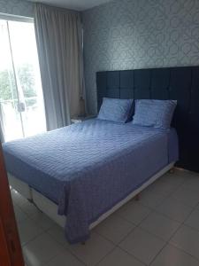 Katil atau katil-katil dalam bilik di Casa no condomínio paraíso