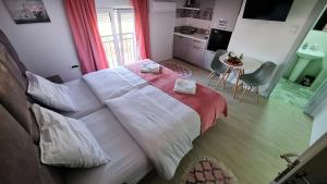 Studio Apartments Bulevar客房内的一张或多张床位
