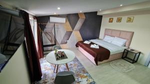 波德戈里察Studio Apartments Bulevar的一间带床和桌子的小卧室