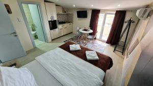 Studio Apartments Bulevar客房内的一张或多张床位