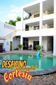 uma villa com piscina em frente a uma casa em Hotel Real Mercedes em Mérida
