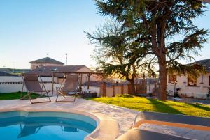 Bazén v ubytování Hotel Rural El Cedro nebo v jeho okolí