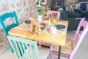 una mesa de madera con sillas y una mesa con comida. en Hotel Rural El Cedro, en Lerma