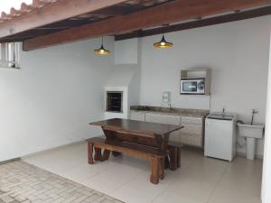 Cuisine ou kitchenette dans l'établissement Curta Praia de Armação Casa Hortênsia