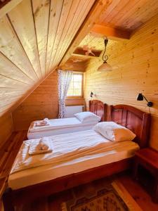 Ένα ή περισσότερα κρεβάτια σε δωμάτιο στο Leśne uroczysko