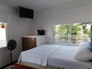 En eller flere senge i et værelse på CASA HOTEL QR