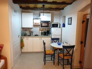 Kuchyňa alebo kuchynka v ubytovaní Kis Ház Apartman